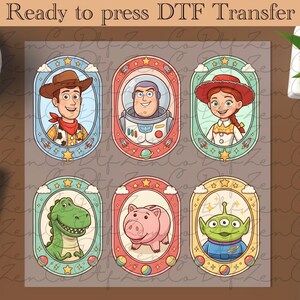 Peut inclure: Feuille de transfert DTF avec six motifs de personnages de dessins animés dans des cadres ovales. Les personnages incluent un cow-boy, un astronaute, une cow-girl, un dinosaure, un cochon et un extraterrestre. Chaque motif est entouré d'étoiles et de nuages. Texte: "Ready to press DTF Transfer".