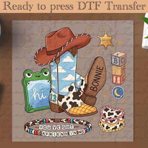 Peut inclure: Une feuille de transfert DTF avec un chapeau de cow-boy marron, une botte à motif vache avec un ciel bleu nuageux, une grenouille verte tenant un panneau hi, une étoile de shérif, des cubes BONNIE, une lune, un gâteau et un bracelet avec YOU VE GOT A FRIEND IN ME.