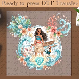 Può includere: Un trasferimento DTF pronto da pressare con un'illustrazione a cartoni animati di una giovane persona con lunghi capelli scuri, un maialino e un gallo. Il design include elementi tropicali come fiori di ibisco, foglie di palma, corallo e onde blu.