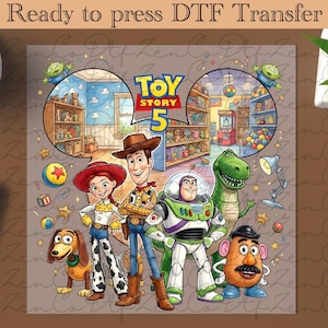 Peut inclure: Transfert DTF coloré avec les personnages de Toy Story 5. L'image comprend Woody, Buzz l'Éclair, Jessie, Rex, M. Patate et Zigzag. L'arrière-plan montre un magasin de jouets et une chambre d'enfant. Le texte "Ready to press DTF Transfer" est en haut.