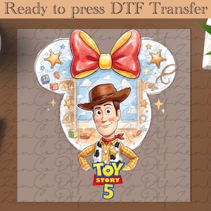 Peut inclure: Un transfert DTF avec Woody de Toy Story. Le motif comprend un grand nœud rouge, des étoiles et le texte "TOY STORY 5". L'image est placée sur un fond brun clair et comprend le texte "Ready to press DTF Transfer".