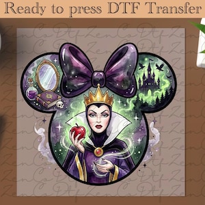 Könnte beinhalten: DTF-Transfer mit einer stilisierten Illustration der bösen Königin aus Schneewittchen. Das Design umfasst eine lila Schleife, ein Schloss, einen Spiegel und einen Totenkopf. Der Text "Ready to press DTF Transfer" steht oben.