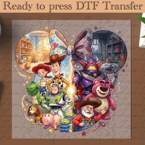 Peut inclure: Un transfert DTF coloré représentant les personnages de Toy Story. Le motif comprend Woody, Buzz l'Éclair, Jessie et d'autres personnages, avec le texte "Ready to press DTF Transfer" en haut. L'image est sur un fond marron.