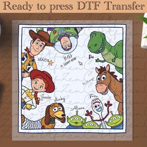 Peut inclure: Un transfert DTF avec des personnages d'un film d'animation populaire. Le motif comprend Woody, Buzz l'Éclair, Jessie, Rex, Bullseye, Slinky, Forky et les Aliens. Le texte "Ready to press DTF Transfer" est en haut.