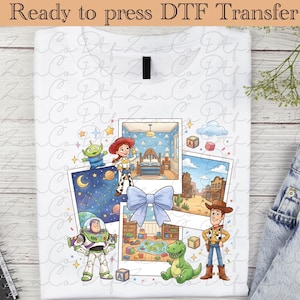 Peut inclure: T-shirt blanc avec un graphisme coloré de personnages de dessins animés populaires. Le motif comprend des images d'une scène spatiale, d'une chambre et d'une ville de l'Ouest, avec le texte "Ready to press DTF Transfer" en haut.