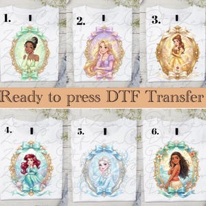 Könnte beinhalten: Weiße T-Shirts mit DTF-Transfers mit sechs verschiedenen Prinzessinnen-Designs. Jede Prinzessin ist in einem verzierten Oval mit einer Schleife gerahmt. Der Text "Ready to press DTF Transfer" ist in der Mitte des Bildes aufgedruckt.