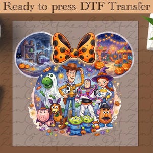 Peut inclure: Transfert DTF avec un motif sur le thème d'Halloween avec des personnages de Toy Story. Le motif comprend Woody, Buzz Lightyear, Jessie et d'autres personnages, ainsi que des citrouilles et un nœud. Le texte "Ready to press DTF Transfer" est en haut.