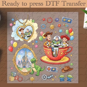 Peut inclure: Transfert DTF avec des personnages de Toy Story. Comprend un pendentif en forme de cœur, un manège en forme de tasse à thé avec Woody, Buzz Lightyear et Jessie, un château encadré, un dinosaure et d'autres éléments thématiques. Le texte "Ready to press DTF Transfer" est en haut.
