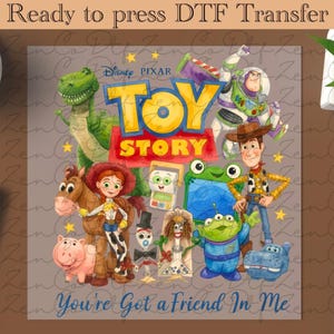 Peut inclure: Une feuille de transfert DTF Ready to press avec le logo Disney Pixar Toy Story et des personnages comme Rex, Buzz l'Éclair, Jessie, Pile-Poil, Bayonne, Fourchette, Ducky, Bunny et Woody avec le texte You've Got a Friend In Me.
