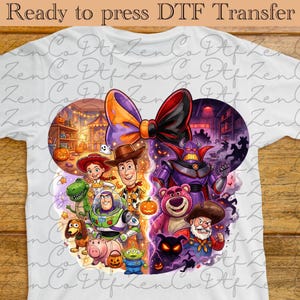 Peut inclure: T-shirt blanc avec un transfert DTF coloré représentant des personnages de la franchise Toy Story. Le motif comprend Woody, Buzz l'Éclair, Jessie et d'autres personnages, avec un thème Halloween. Le texte en haut indique "Ready to press DTF Transfer."
