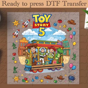 Peut inclure: Transfert DTF coloré avec les personnages de Toy Story 5. Woody, Buzz l'Éclair, Jessie et Rex sont sur un tramway. Le design comprend des fusées, des badges de shérif et des blocs de jouets. Le texte "Ready to press DTF Transfer" est en haut.