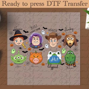 Peut inclure: Une feuille de transfert DTF présentant des têtes de personnages de dessin animé, dont une sorcière, un ranger de l'espace, un cow-boy, un chien, un alien, un cochon, une grenouille et un dinosaure, avec des éléments d'Halloween et des noms.
