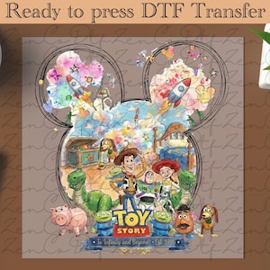 Peut inclure: Un transfert DTF avec un motif aquarelle des personnages de Toy Story à l'intérieur d'une silhouette de Mickey Mouse. Le motif comprend Woody, Buzz l'Éclair et d'autres personnages, avec le texte "To Infinity and Beyond!" et "EST. 1995". Le texte "Ready to press DTF Transfer" est en haut.