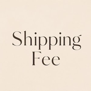 Puede incluir: Las palabras "Shipping Fee" se muestran en una fuente serif oscura y elegante sobre un fondo beige claro. El texto está centrado y ocupa la mayor parte de la imagen.