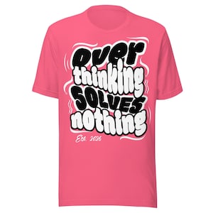 Puede incluir: Una camiseta rosa con la frase "Overthinking Solves Nothing" en una fuente de burbujas en blanco y negro. El texto "Est. 2026" está impreso debajo.