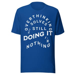 Camiseta "Pensar demasiado no soluciona nada, pero sigo haciéndolo" - Camiseta divertida con humor para quienes piensan demasiado