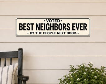Può includere: Una targa rettangolare in metallo con sfondo color crema e testo nero che recita VOTED BEST NEIGHBORS EVER BY THE PEOPLE NEXT DOOR. La targa presenta piccole stelle nere ai lati delle righe di testo e ha gli angoli arrotondati.