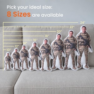 Pu&ograve; includere: Otto cuscini sagomati personalizzati con l'immagine stampata di un soldato in mimetica che impugna un fucile. I cuscini sono disposti in fila, con altezze variabili da 25,4 cm a 61 cm, con il testo: Pick your ideal size: 8 Sizes are available.