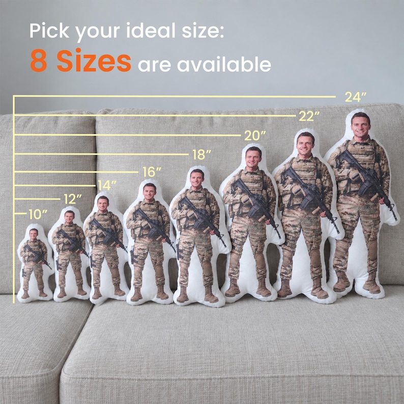 Pu&ograve; includere: Otto cuscini sagomati personalizzati con l'immagine stampata di un soldato in mimetica che impugna un fucile. I cuscini sono disposti in fila, con altezze variabili da 25,4 cm a 61 cm, con il testo: Pick your ideal size: 8 Sizes are available.