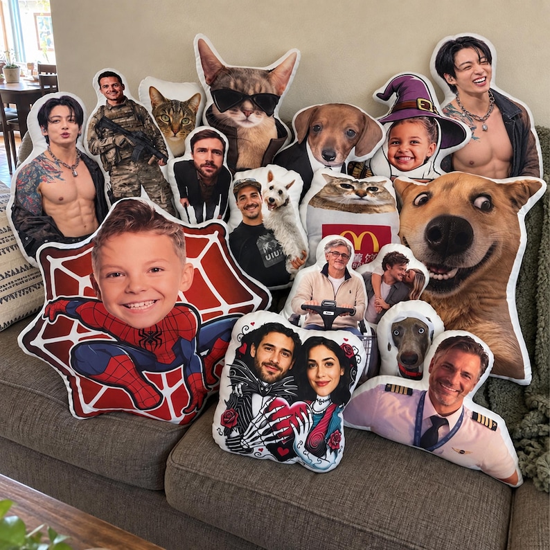 Pu&ograve; includere: Una collezione di cuscini decorativi dalle forme personalizzate con varie immagini stampate, inclusi ritratti di persone, animali domestici, una persona vestita da Spider-Man, un pilota e una coppia in un'illustrazione stilizzata con un cuore rosso.