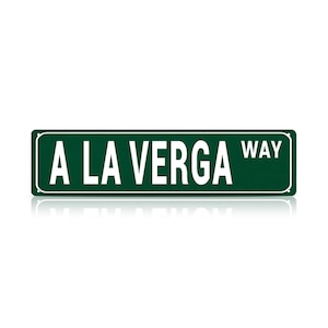 Puede incluir: Un letrero de calle verde con texto blanco que dice "A LA VERGA WAY". El letrero tiene un borde blanco y está sobre un fondo blanco. El letrero es rectangular y parece ser de metal.