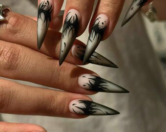 Uñas postizas estilo stiletto gótico, diseño de llamas en blanco y negro, uñas postizas largas y puntiagudas.