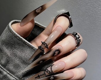 Uñas postizas negras góticas, uñas largas de aguja, uñas negras con cruz, uñas ombré nude, uñas góticas Y2K, uñas postizas con encanto 3D