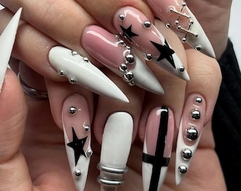 Uñas postizas estilo stiletto con estrellas góticas: juego de garras Alt Glam con tachuelas cruzadas en blanco y negro