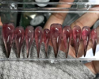 Uñas postizas de estilo stiletto con efecto mármol rojo gelatina / Degradado vino oscuro, estilo gótico elegante