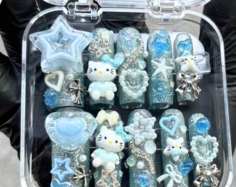 Uñas postizas Kawaii con purpurina, uñas azules brillantes, uñas con dijes 3D, inspiradas en Hello Kitty, uñas con estrellas y corazones.