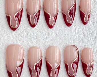 Uñas francesas de color rojo vino a presión / Juego de uñas almendradas con remolinos dorados