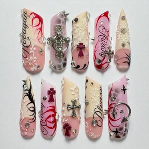Uñas postizas rosas estilo Y2K, uñas góticas coquetas, uñas con dije de cruz, puntas francesas de gel 3D, uñas postizas de lujo con brillo, juego de uñas personalizado hecho a mano imagen 1
