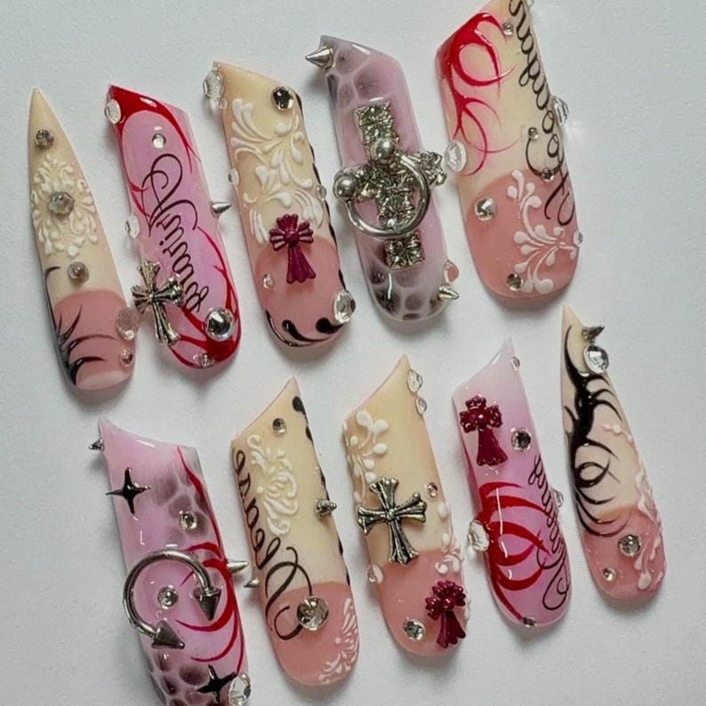 Uñas postizas rosas estilo Y2K, uñas góticas coquetas, uñas con dije de cruz, puntas francesas de gel 3D, uñas postizas de lujo con brillo, juego de uñas personalizado hecho a mano imagen 2