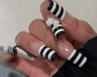 Uñas postizas a rayas blancas y negras, set de flores 3D con diamantes de imitación estilo gótico coqueto