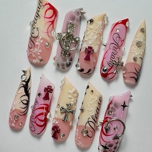 Uñas postizas rosas estilo Y2K, uñas góticas coquetas, uñas con dije de cruz, puntas francesas de gel 3D, uñas postizas de lujo con brillo, juego de uñas personalizado hecho a mano imagen 3