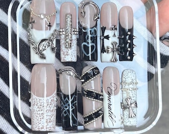 Uñas postizas con cruz gótica, conjunto de dijes punk grunge en blanco y negro