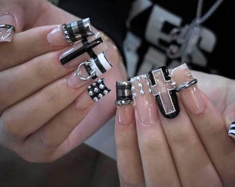 Unhas Postiças com Cruz Gótica | Unhas Postiças Punk Y2K Cyber Cromadas em Preto e Prata