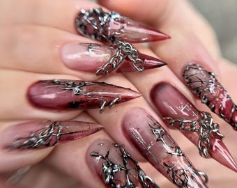Uñas postizas estilo gótico rojo sangre con forma de aguja, uñas postizas de lujo oscuras con cadena, uñas cromadas color borgoña vampiro, uñas postizas 3D estilo gótico vanguardista.