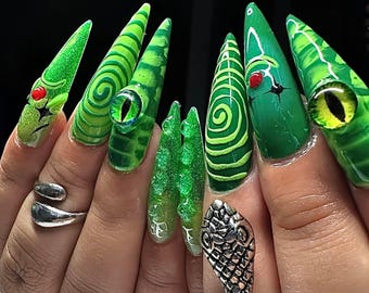 Uñas postizas con diseño de serpiente verde, arte reptiliano en 3D, acrílicos estilete pintados a mano.