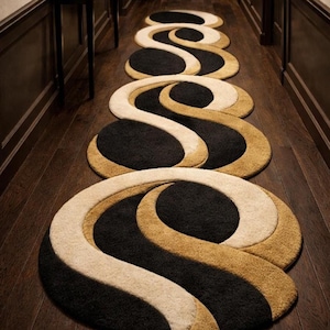 Könnte beinhalten: Eine Reihe dekorativer Teppiche mit einem abstrakten Design. Jeder Teppich hat ein Farbschema aus Schwarz, Beige und Gold. Die Teppiche sind in einem Flur angeordnet und erzeugen ein visuell ansprechendes Muster. Die Teppiche sind oval und aus weichem, strukturiertem Material.