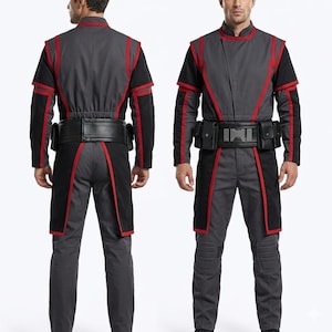 Puede incluir: Un disfraz gris y negro con ribetes rojos. El atuendo incluye una chaqueta, pantalones y un cinturón con bolsillos. La chaqueta tiene cuello mandarín y detalles rojos. Los pantalones tienen rodilleras. El disfraz está diseñado para cosplay o eventos temáticos.