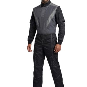 Puede incluir: Un chaleco gris oscuro con cuello alto y una camisa negra de manga larga. El chaleco tiene un dise&ntilde;o geom&eacute;trico y se combina con pantalones negros con costuras blancas. El atuendo se completa con botas negras.