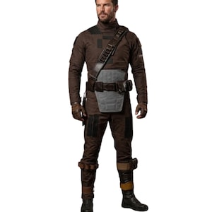 Puede incluir: Una taza de cer&aacute;mica blanca con un asa negra y el texto "But First, Coffee" en negro, con una fuente de estilo manuscrito. La taza est&aacute; sobre una superficie blanca.