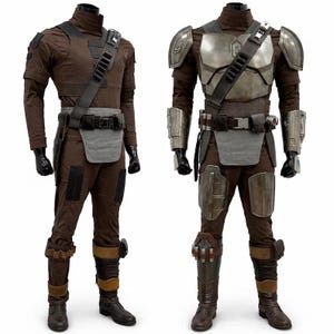 Puede incluir: Dos trajes Mandalorianos marrones y grises sobre maniqu&iacute;es. Uno es un traje marr&oacute;n completo con una correa negra y detalles grises. El otro tiene armadura plateada en el pecho, hombros y brazos, con una correa negra y detalles grises.