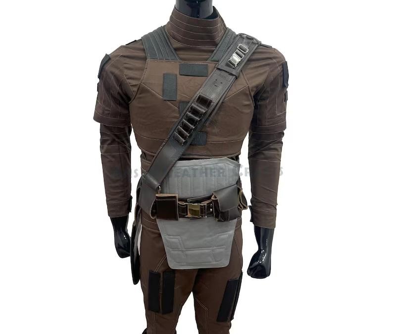 Puede incluir: Una taza de cer&aacute;mica blanca con un asa negra y el texto "But First, Coffee" en negrita negra. La taza est&aacute; sobre una superficie de madera. La taza mide aproximadamente 10 cm de alto.