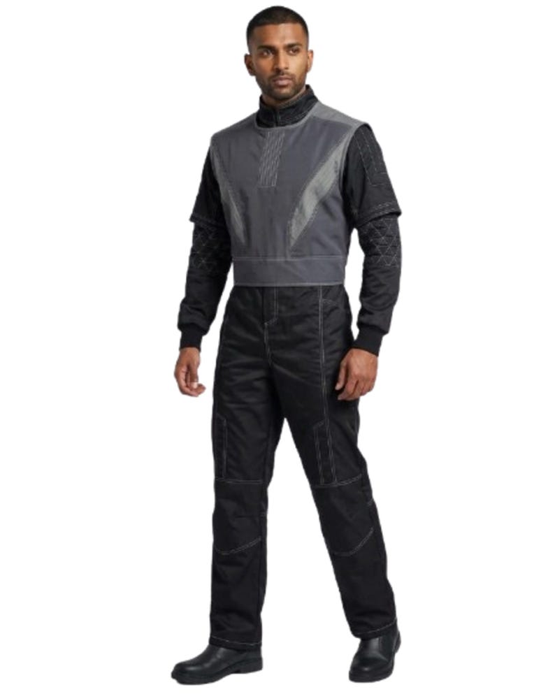 Puede incluir: Un chaleco gris oscuro con cuello alto y una camisa negra de manga larga. El chaleco tiene un dise&ntilde;o geom&eacute;trico y se combina con pantalones negros con costuras blancas. El atuendo se completa con botas negras.