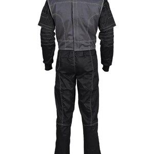 Puede incluir: Un juego de tres tazas de cer&aacute;mica con un acabado mate moteado. Las tazas son en tonos crema, gris claro y gris oscuro. Cada taza tiene un dise&ntilde;o simple y moderno y un asa redondeada.