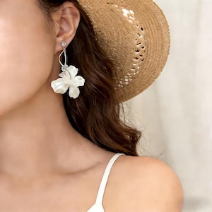 Boucles d'oreilles fleurs en coquillages blancs de style français | Pendants d'oreilles en cristal | Bijoux floraux féeriques élégants