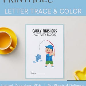 Op de afbeelding: Een printbaar activiteitenboek getiteld "Early Finishers Activity Book" met een cartoonillustratie van een jongen die aan het vissen is. Het boek staat op een lichtblauwe achtergrond met de tekst "Printable Letter Trace & Color". Een gele theekop en een gele vorm zijn ook zichtbaar.