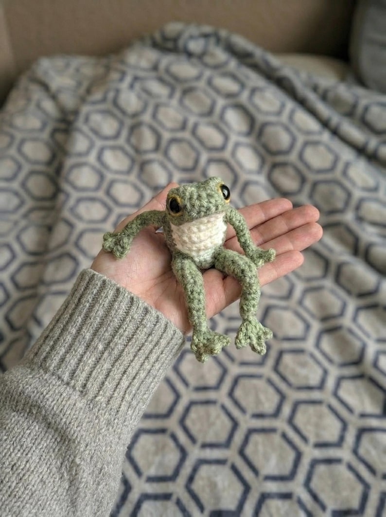 Crochet frog pattern - A crocheted frog sitting on a hand